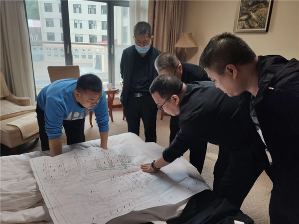 山東科技大學(xué)實(shí)用礦山壓力研究中心主任石永奎教授、郝建博士應(yīng)邀赴龍煤雙鴨山礦業(yè)集團(tuán)進(jìn)行技術(shù)交流