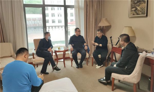 山東科技大學(xué)實用礦山壓力研究中心主任石永奎教授、郝建博士應(yīng)邀赴龍煤雙鴨山礦業(yè)集團進行技術(shù)交流